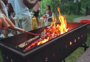 Churrasqueiro profissional ensina a melhor técnica de acender o carvão sem fazer fumaça e bagunça