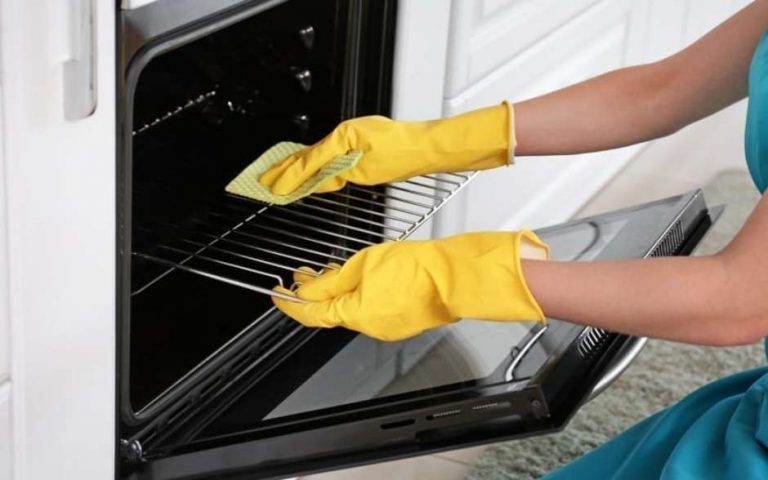 Esta é a frequência correta com que você deve limpar o forno do seu fogão