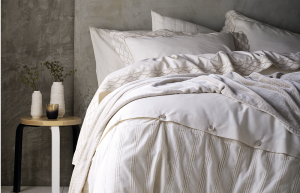 Adeus, edredom: hotéis de luxo adotam nova tendência que mantém o corpo quentinho