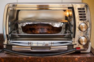 Entenda por que o papel alumínio não pode ser colocado no forno elétrico