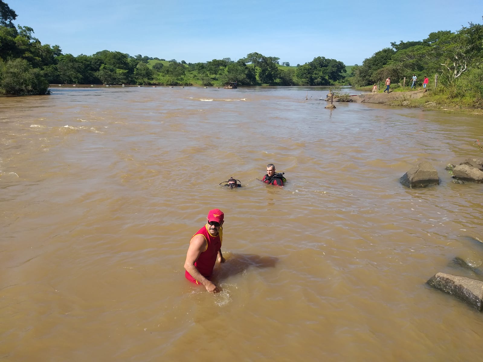 Adolescente e homem que pulou em rio para salvá-la se afogam no interior de Goiás