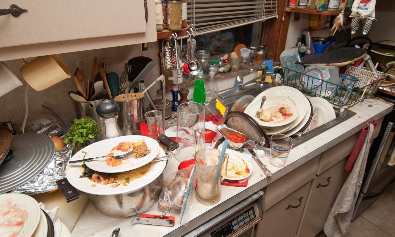 Esta é a frequência correta com que você deve limpar a pia da cozinha