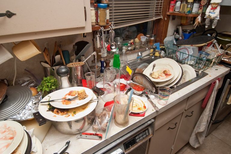 Esta é a frequência correta com que você deve limpar a pia da cozinha