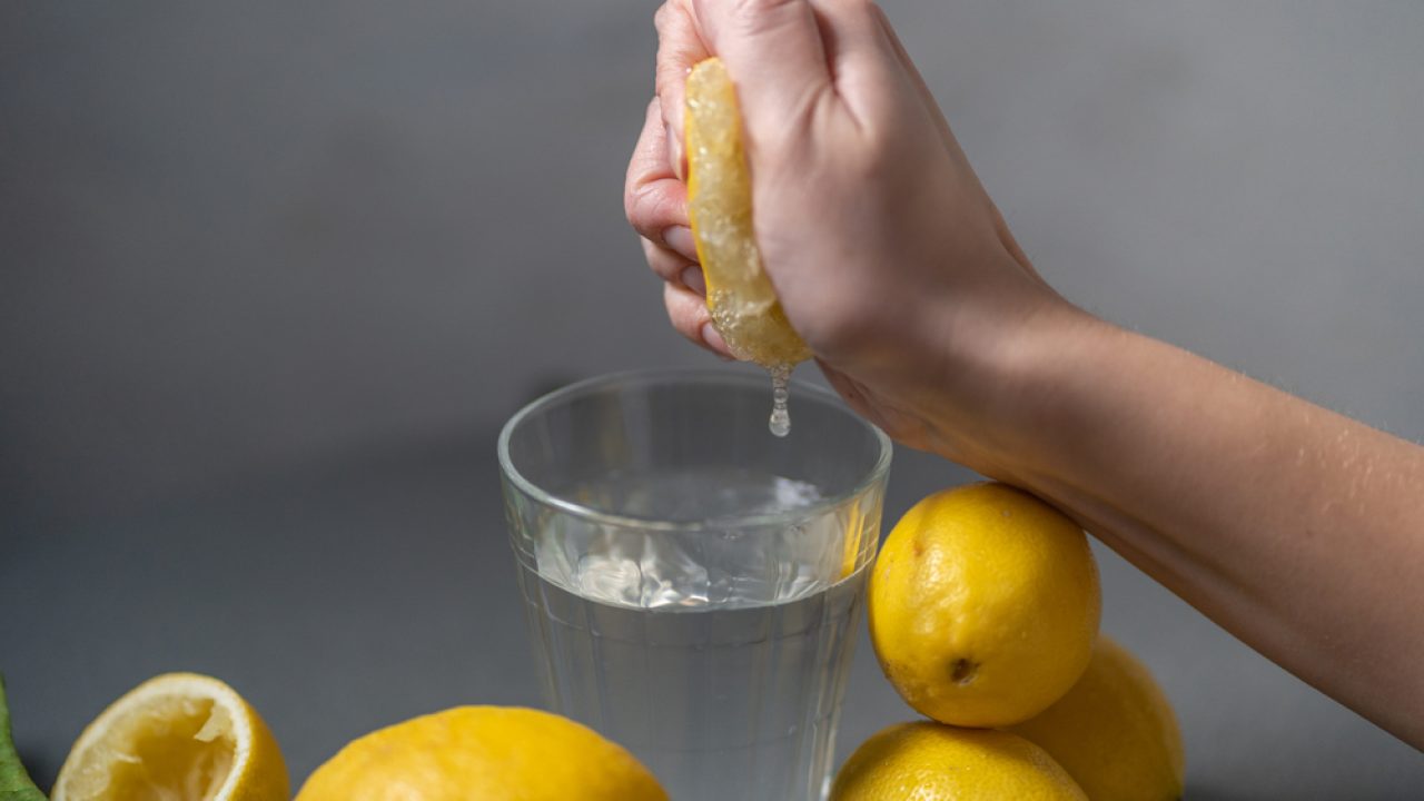benefícios da água com limão que vão muito além do emagrecimento