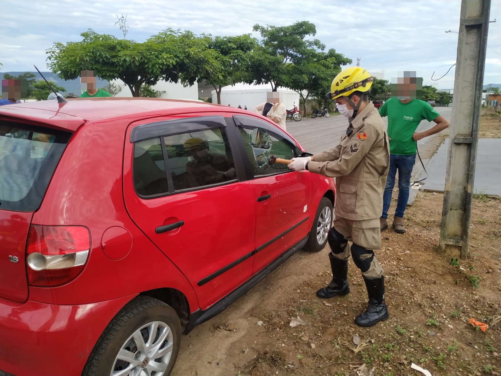 Bebê fica preso após mãe descer de carro e esquecer chave dentro do veículo