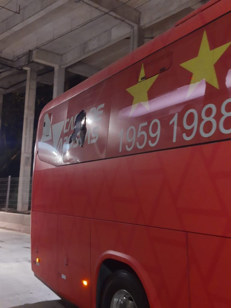 Ônibus do Bahia é atingido por bomba