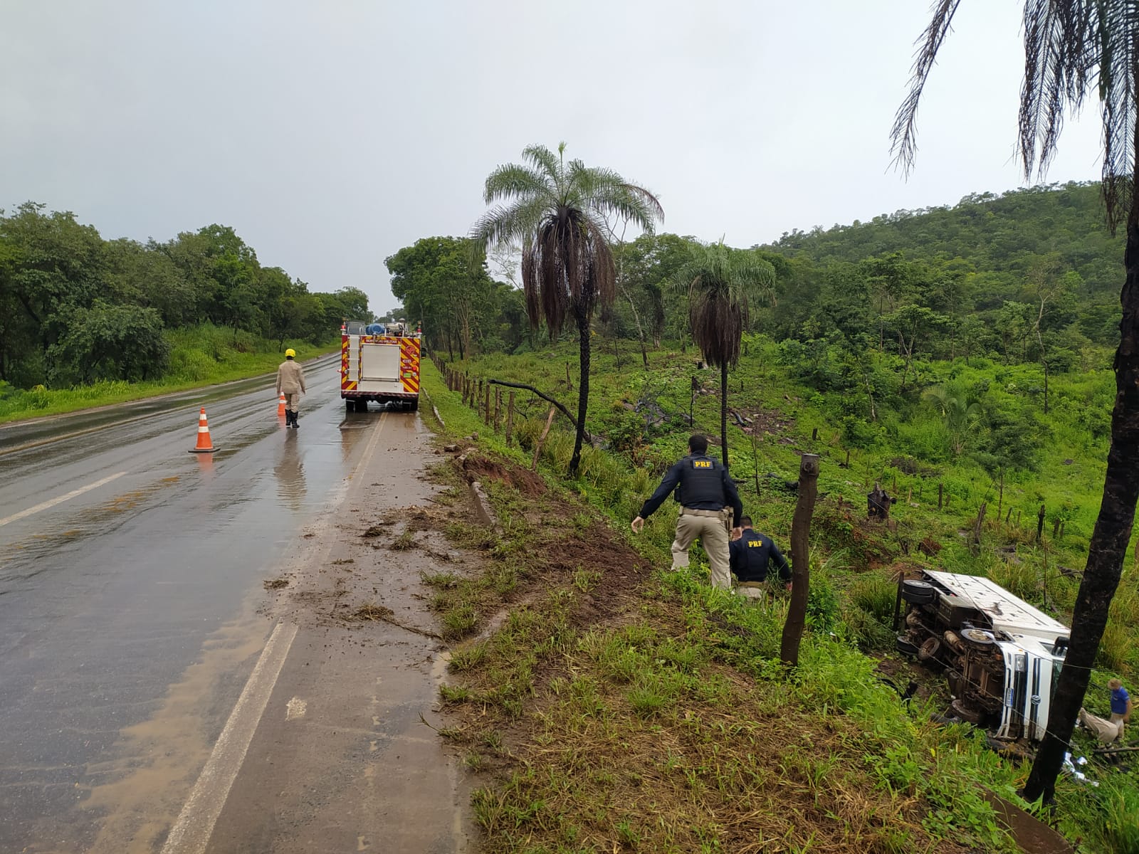 Caminhoneiro morre em grave acidente na BR-153 durante chuva forte