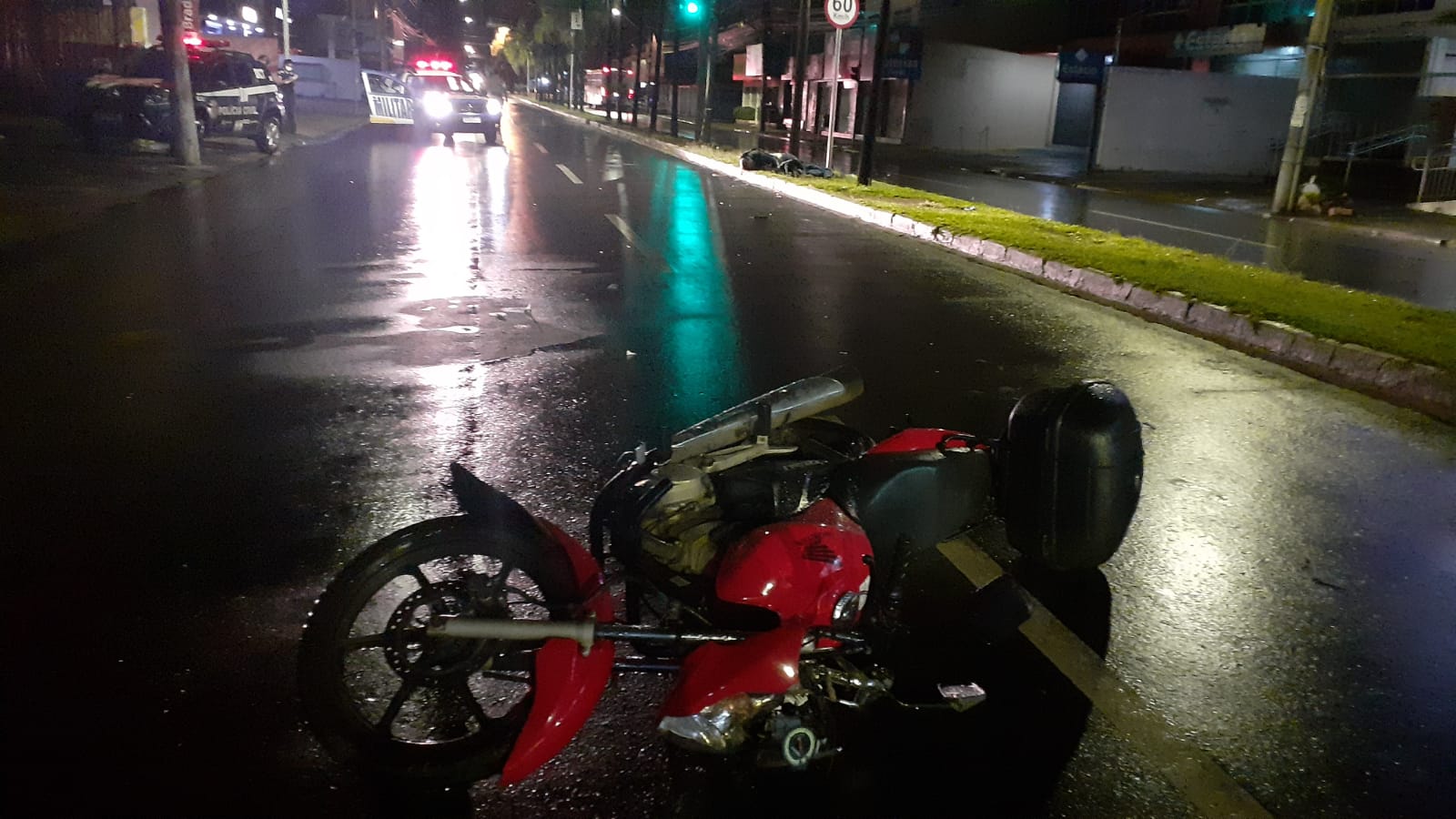 Grave acidente de trânsito termina com motociclista morto em movimentada avenida de Goiânia