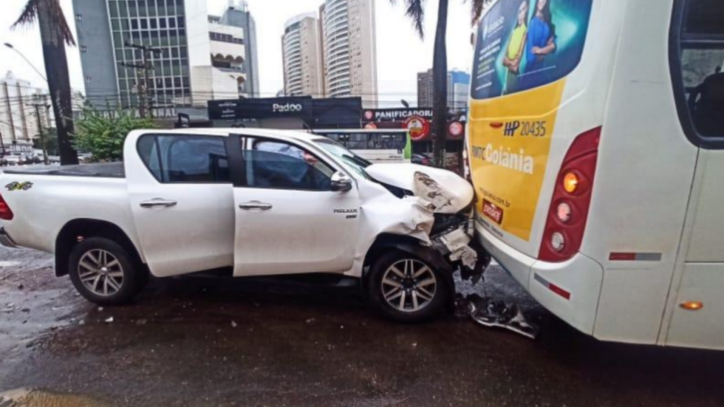 Mulher dirigindo carro de luxo em Goiânia bate em ônibus e desce bebendo cerveja