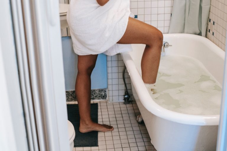 O que acontece com o corpo de quem passa um mês sem tomar banho? Veja a resposta