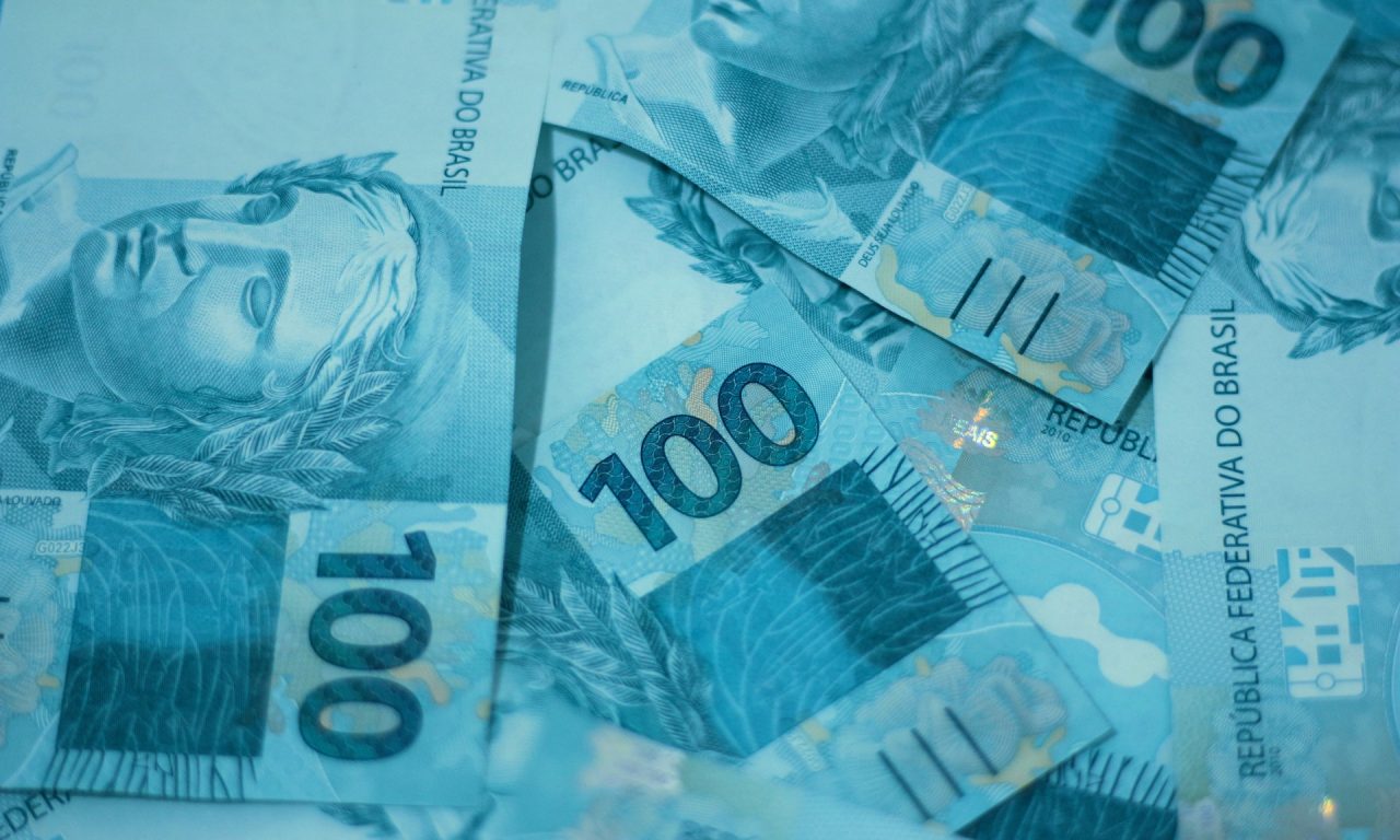 Brasileiros poderão passar a receber auxílio permanente de R$ 1.200; veja quem tem direito