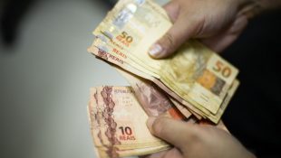 Trabalhadores vão poder sacar até R$ 1 mil de uma só vez; consulte se você tem direito