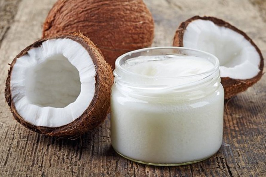 6 utilidades do óleo de coco que vão além da cozinha e pouca gente sabe
