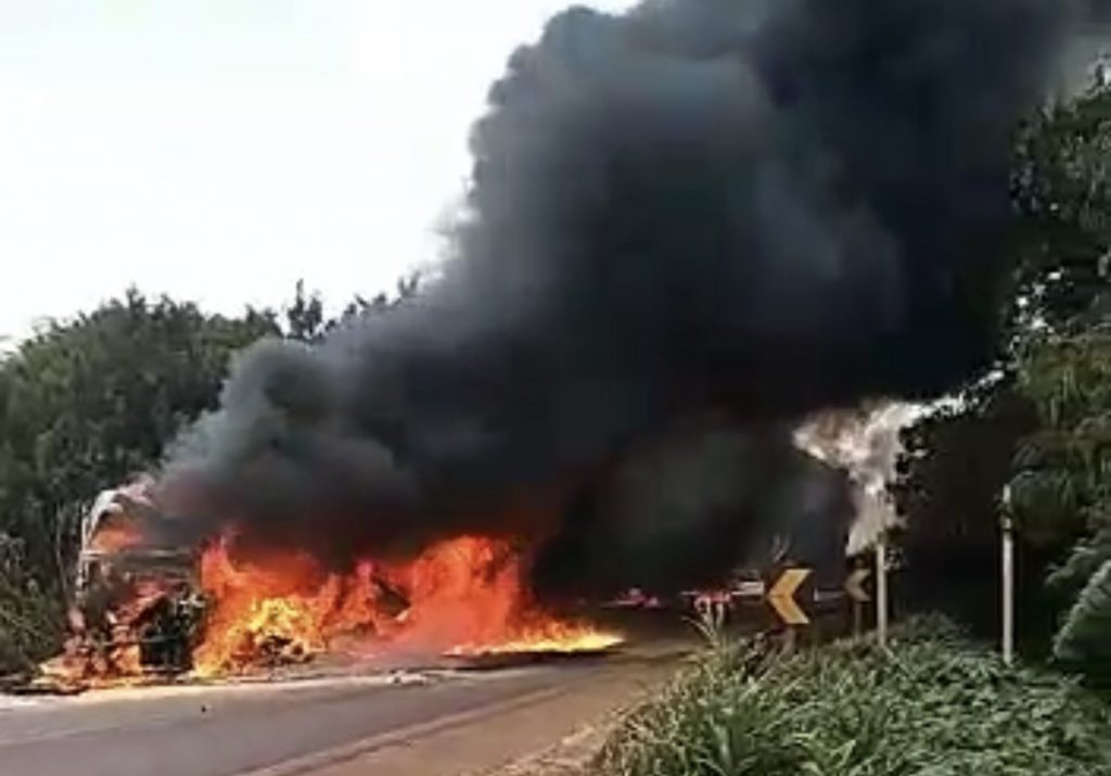 Carretas pegam fogo após forte colisão e trânsito fica totalmente interditado na BR-452