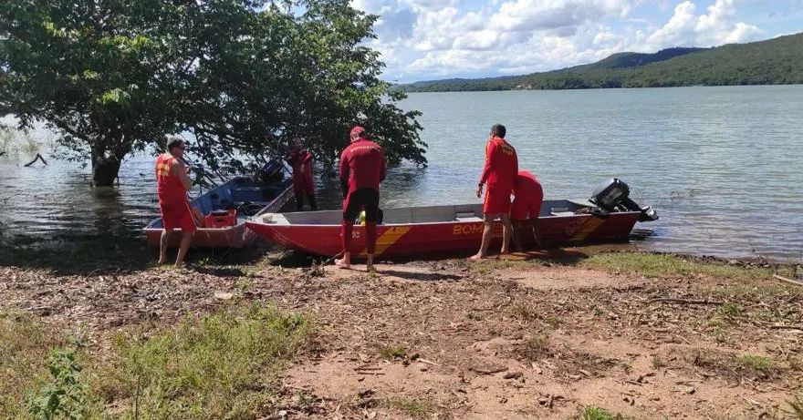 Corpo de Bombeiros resgata vítima que veio a óbito após embarcação virar no Lago Corumbá. (Foto: Divulgação/CBM-GO).