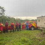 Corpo de Bombeiros durante as buscas no no Rio Passa Três, em Uruaçu