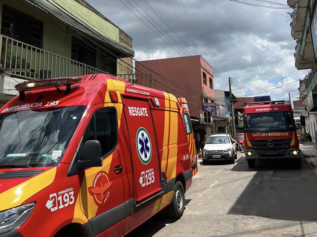 Bombeiros foram ao Centro ajudar idosa. (Foto: Divulgação)