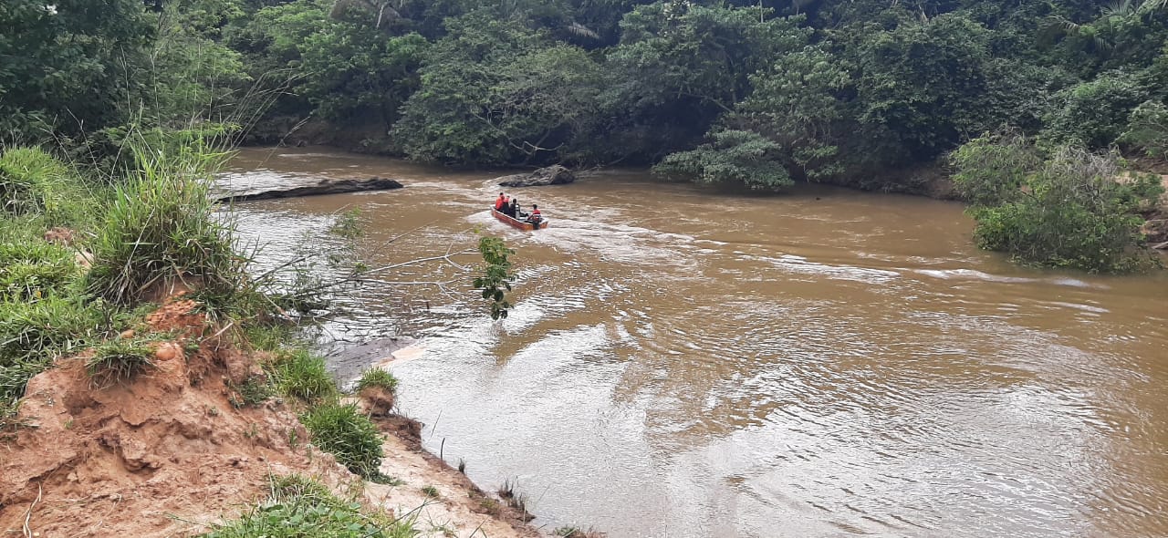 Bombeiros fazem buscas por criança desaparecida em rio. (Foto: Divulgação)