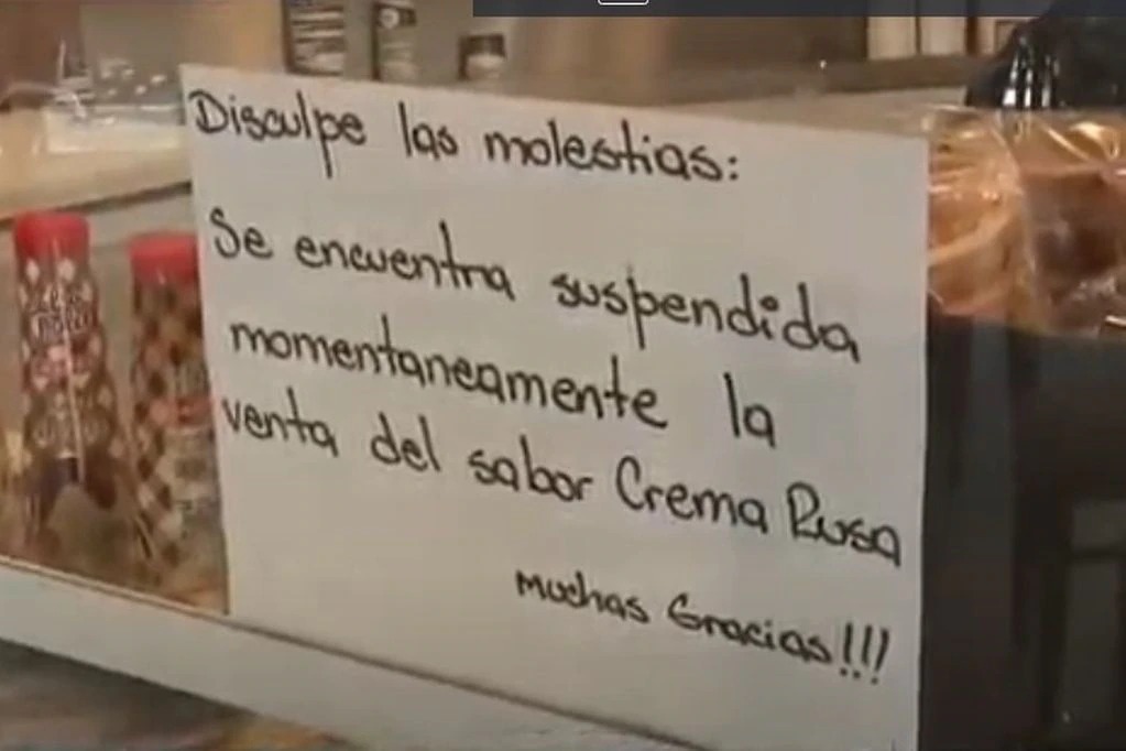 Cartaz informando aos clientes sobre exclusão do sabor. (Foto: Reprodução)