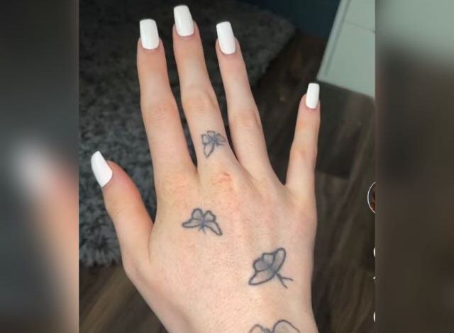 tatuagem de borboleta na mão feminina