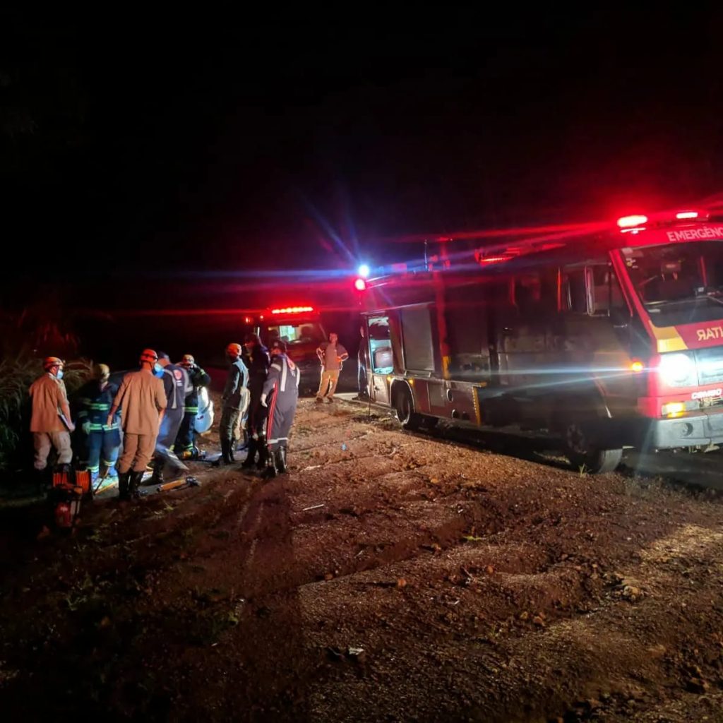 Grave acidente entre caminhão e carro de passeio deixa homem morto na GO-010