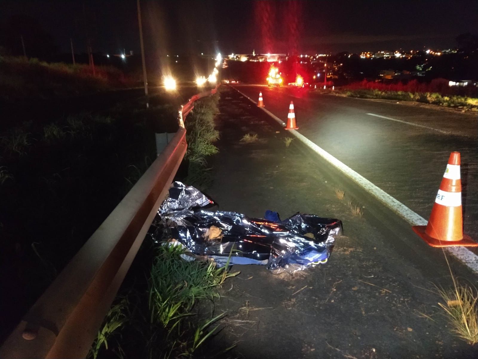 Motociclista morre na hora após atropelar pedestre na BR-153, em Anápolis