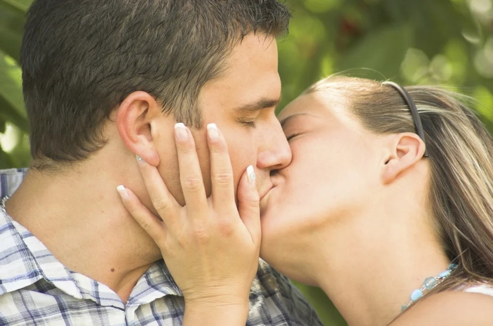 6 sinais que revelam que sua boca está precisando de beijo