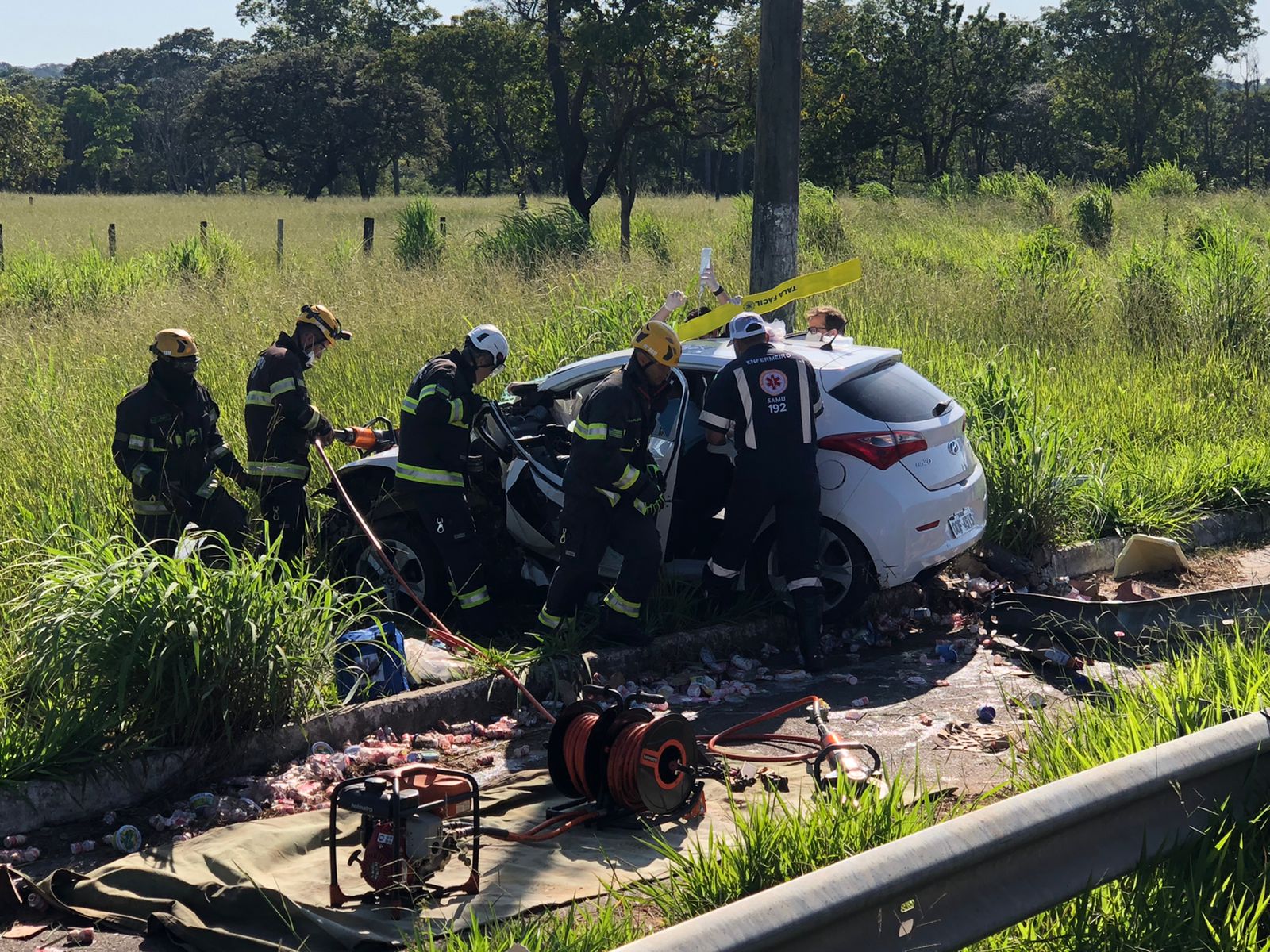 Bombeiros são acionados às pressas para tirar vítima presa em ferragens na BR-060