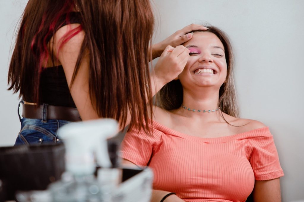 O truque simples para fazer a maquiagem durar mais no calor