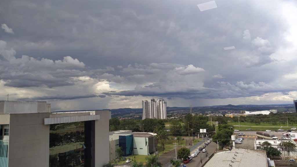 Imagem mostra céu nublado no Jardim Goiás, em Goiânia. (Foto: Augusto Araújo/Portal 6).