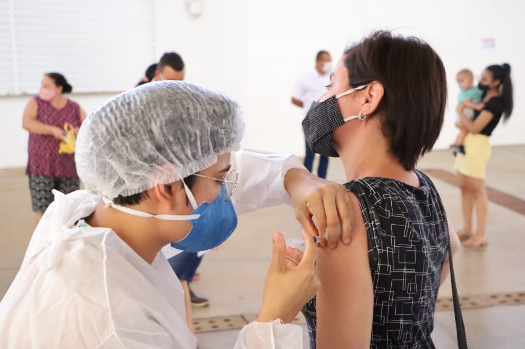 Saiba onde vacinar gratuitamente contra gripe e Covid-19 neste domingo (16), em Goiânia