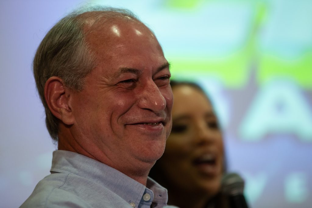 Ciro ataca Lula, diz que Bolsonaro é pior que petista e admite namoro com 3ª via