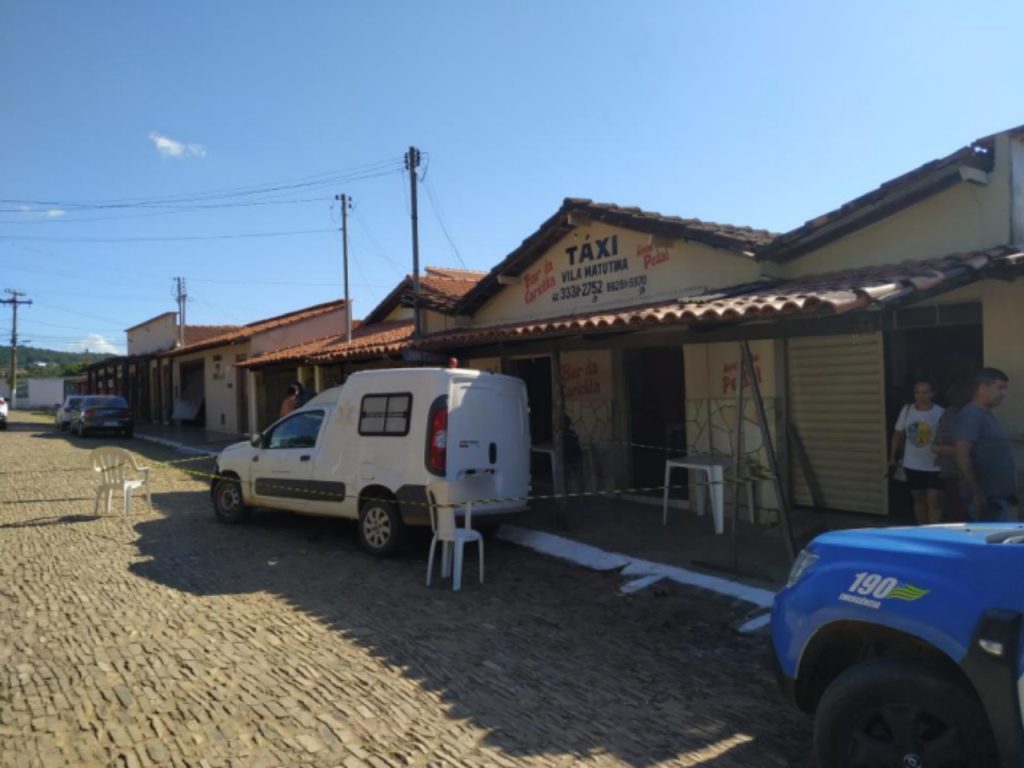 Carro da Prefeitura de Pirenópolis invade residência e atinge morador que dormia na rede