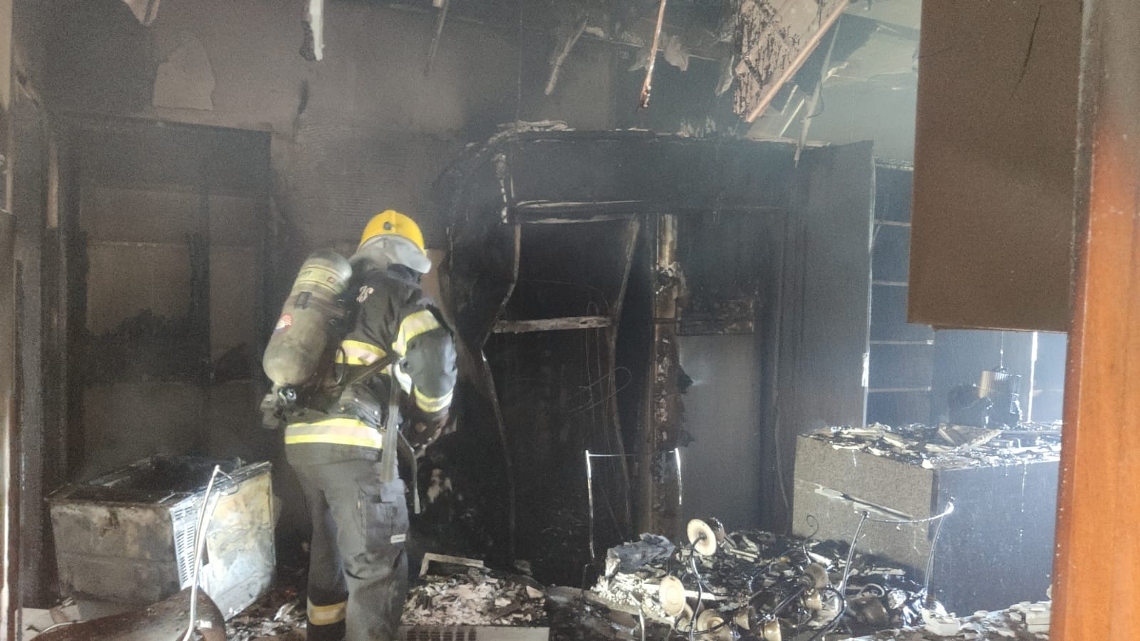 Incêndio em residência causa danos irreparáveis, em Goiânia
