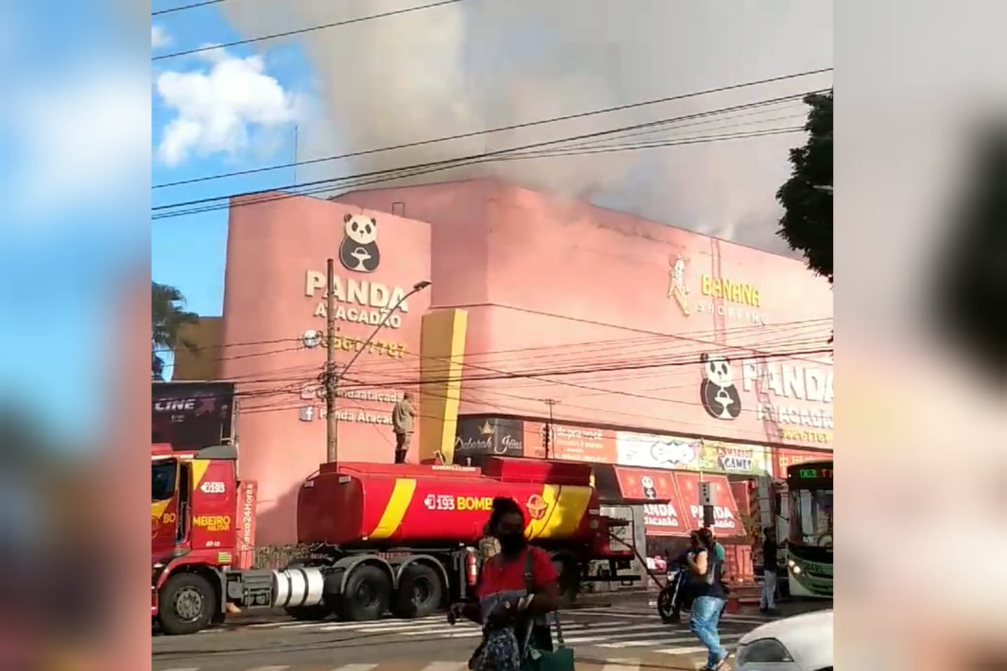 Incêndio atinge shopping no Centro de Goiânia