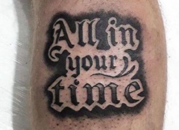 nunca desista em inglês tatuagem