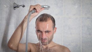 O melhor horário para tomar banho, segundo especialistas