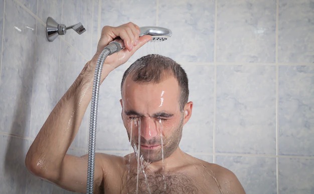 Descubra o que acontece com seu corpo quando você toma mais de um banho por dia