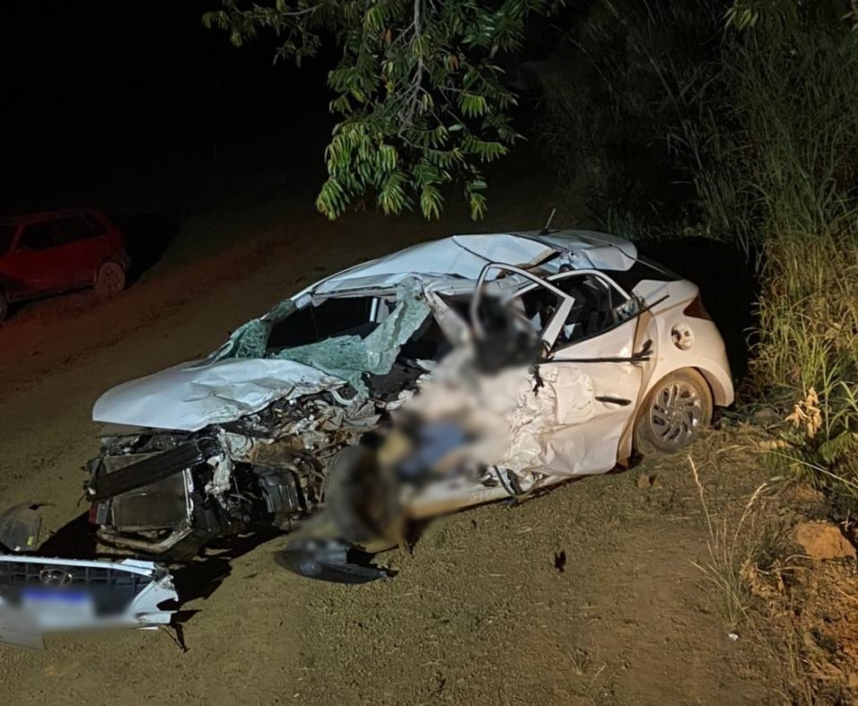 Motorista morre na hora após ser surpreendido com carro na contramão, na GO-474