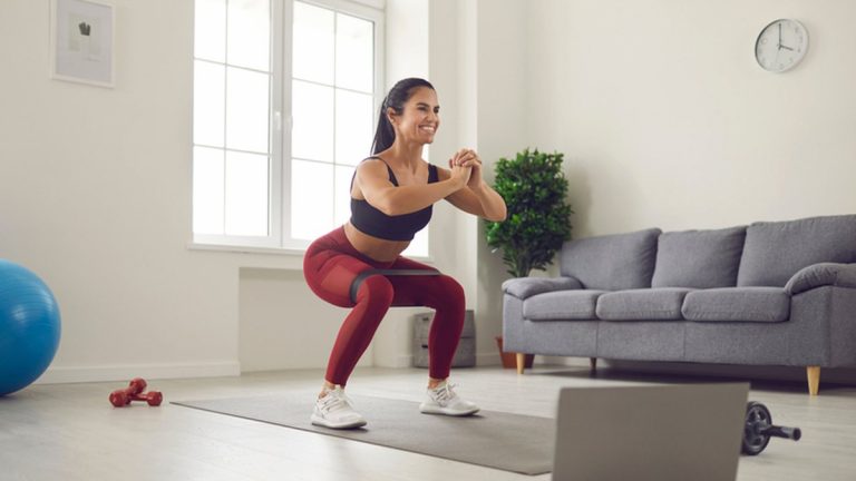6 exercícios que você pode fazer em casa para começar a perder peso