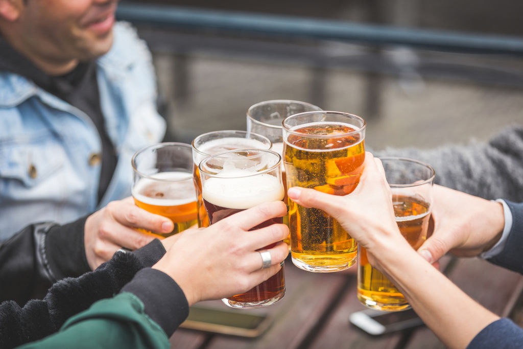 6 benefícios que beber com amigos traz para o corpo e nem todos sabem