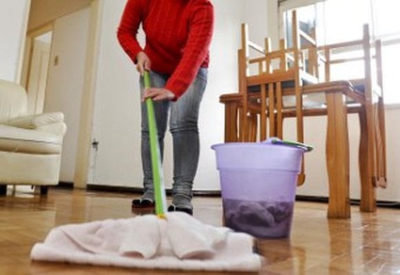 Esta é a frequência correta com que você deve passar o pano no chão para manter a casa limpa