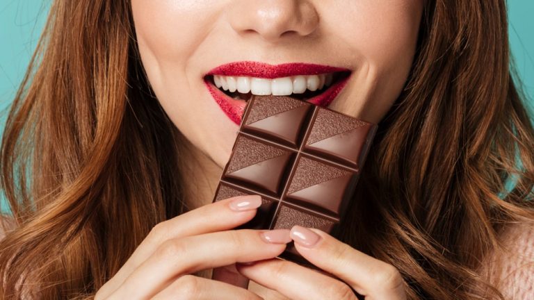 Você pode estar comendo chocolate errado! Aprenda em 6 passos como saborear de verdade