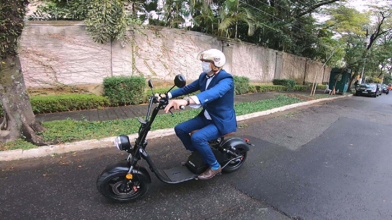 Homem pilotando uma scooter elétrica.