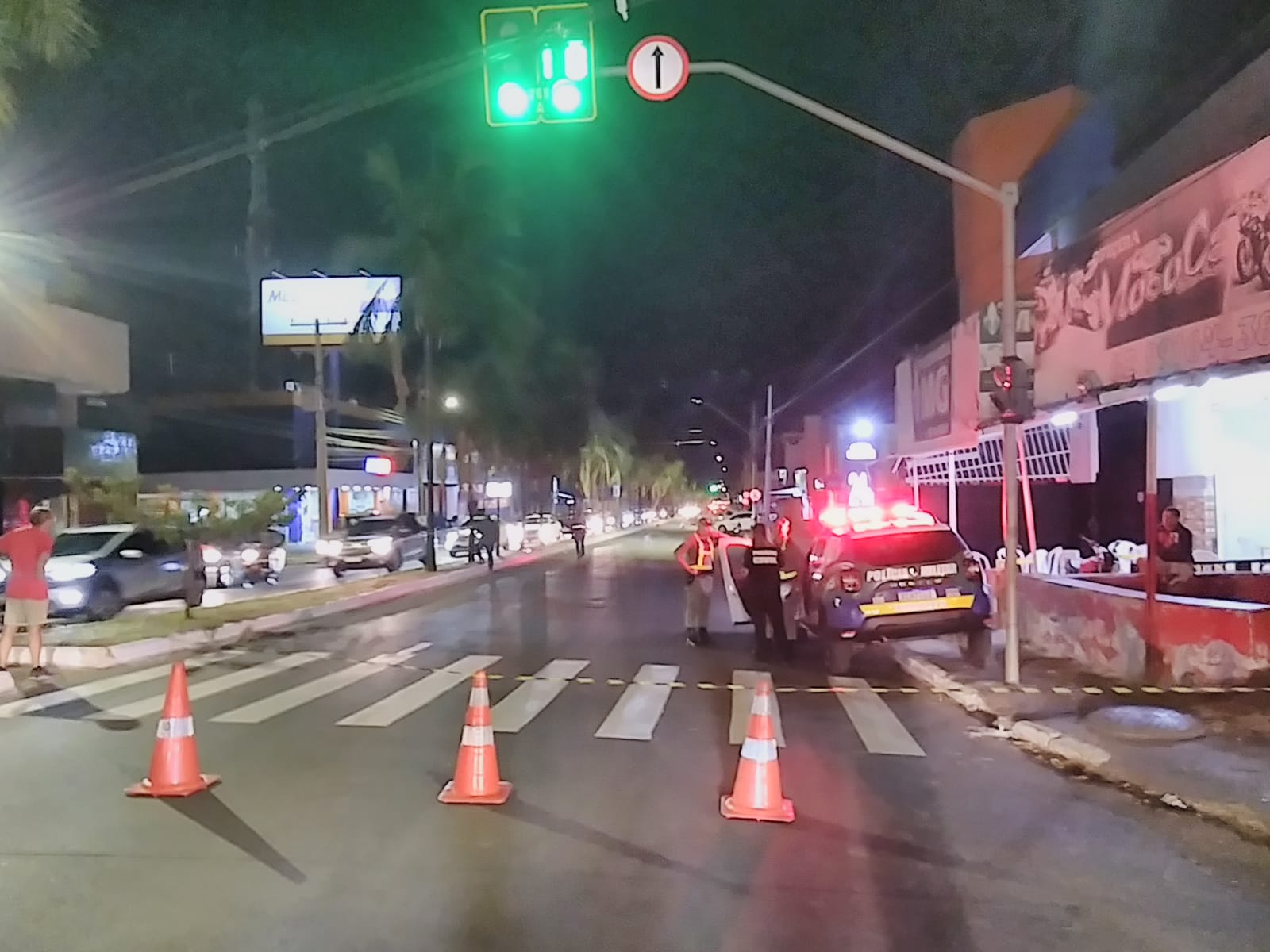 Motociclista morre após atropelar pedestre na faixa, perder o controle e ser arremessado; veja o vídeo