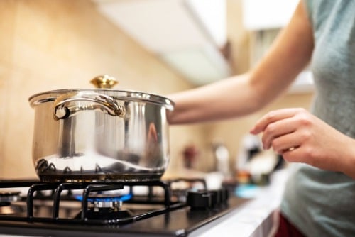 6 formas de economizar o gás de cozinha para fazer ele durar que todo mundo precisa saber