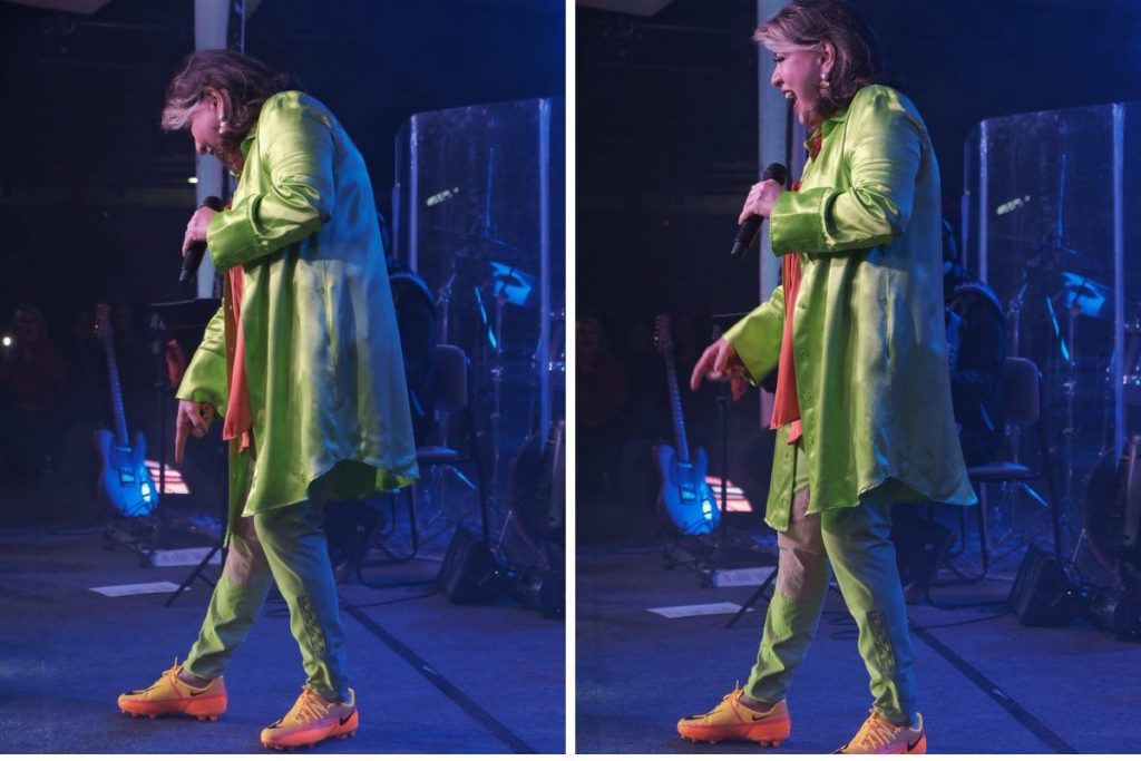 'Rainha do Sertanejo' sobe no palco com chuteira e inova em show de Goiânia