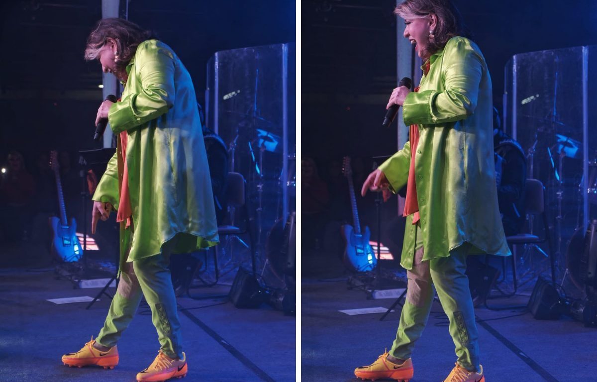 'Rainha do Sertanejo' sobe no palco com chuteira e inova em show de Goiânia