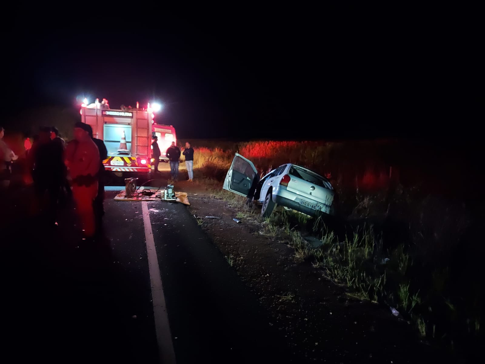 Acidente na GO-320, na zona rural de Indiara, deixou uma pessoa morta e outra ferida. (Foto: Divulgação/ CBM-GO). 