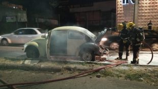 Fusca pega no Centro de Anápolis e motorista toma decisão que intriga populares